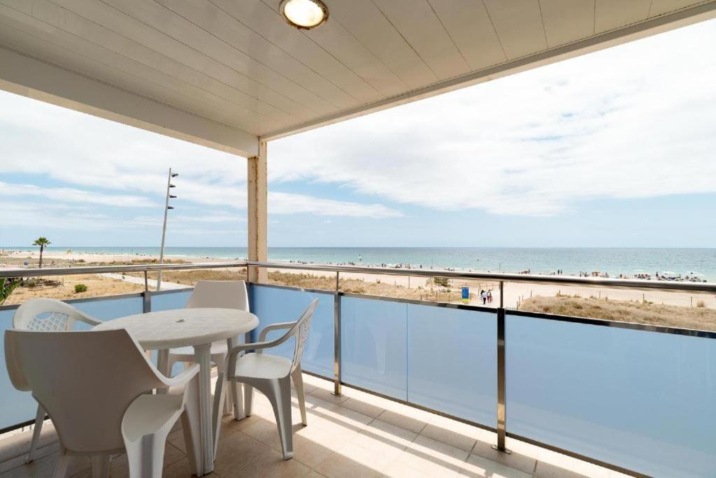 Apartamentos Denis Castelldefels Eksteriør bilde